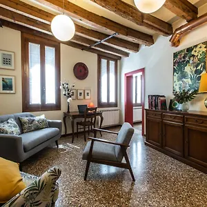 https://riva-de-biasio-charming-apartment-rr.hotelslidodijesolo.com